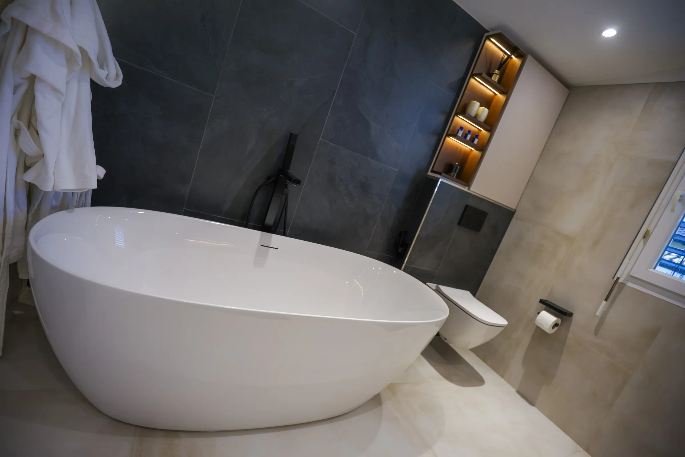 Bad mit freistehender Wanne, Familie Tommasino, Brusino Arsizio